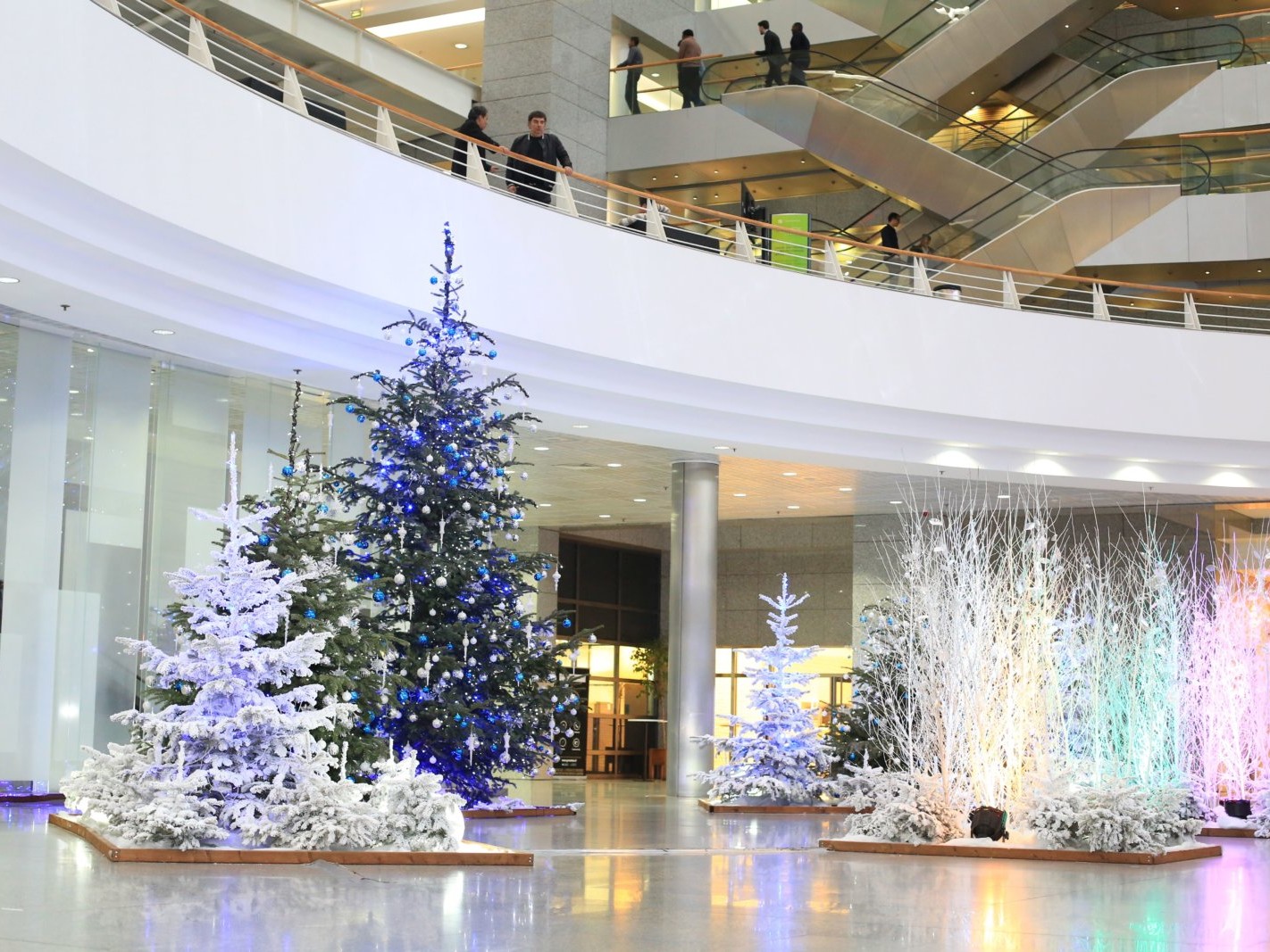 Grand sapin de Noël en entreprise par Green Decor